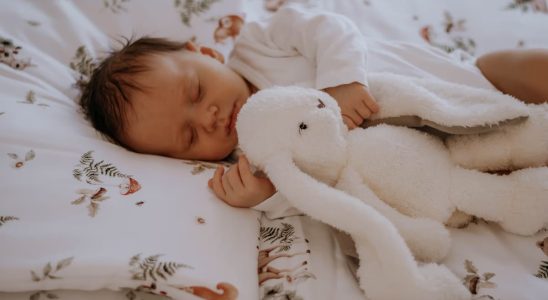 Comment les sons apaisants aident-ils les bébés à mieux dormir ?