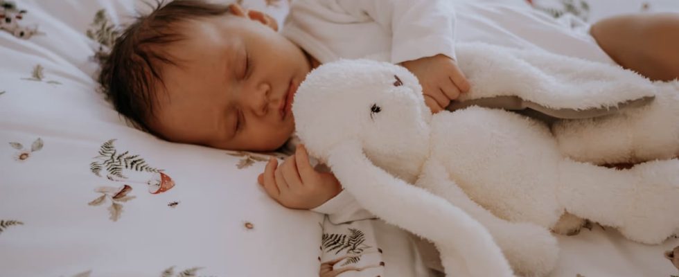 Comment les sons apaisants aident-ils les bébés à mieux dormir ?